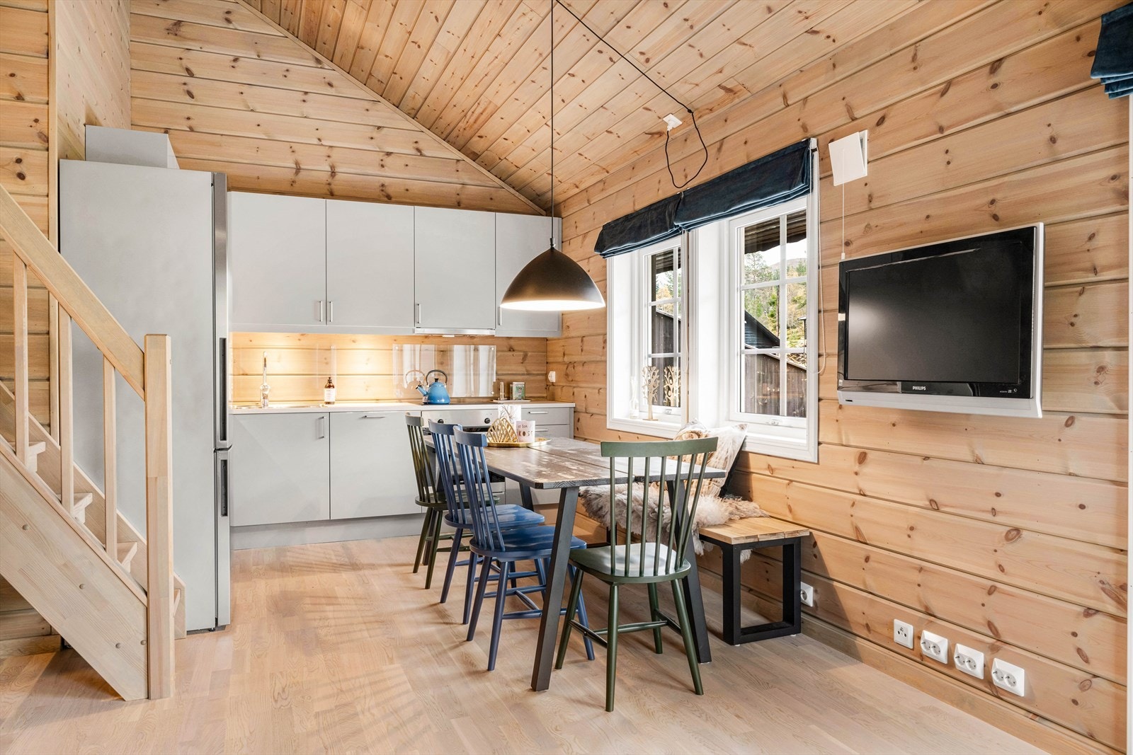 Tidløs utførelse på kjøkkenet gjør det enkelt å tilføre eget interiør. Plass til å dra ut langbord for høytider og storsamling. Rikelig med naturlig lys for fin romfølelse sammen med ekstra takhøyde. Galleribilde