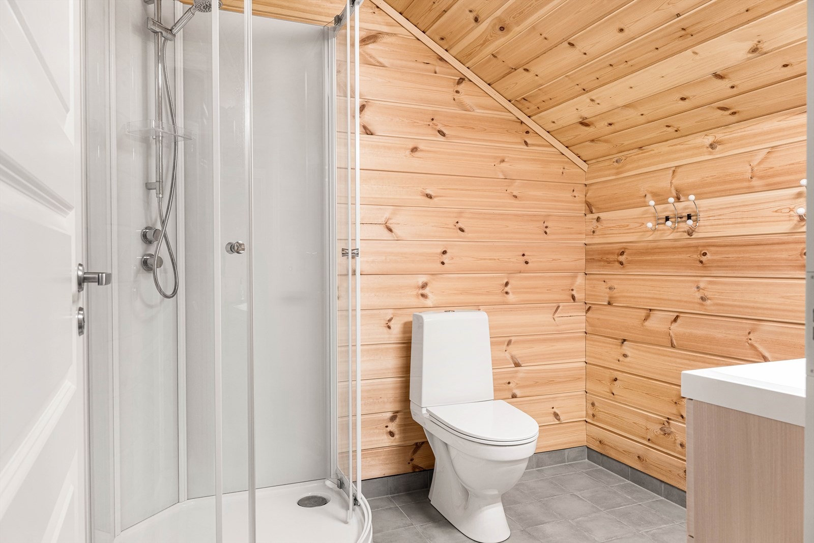 1 av 2 bad. Her er eget bad oppe, som gjør at gjester eller barna ikke trenger å bruke ditt bad nede. Galleribilde