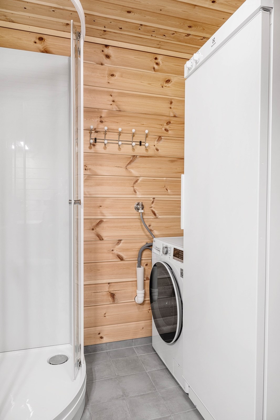 1 av 2 bad. Her med vaskemaskin, tørkeskap og tett dusjkabinett. Speilskap i tillegg til seksjon gir god oppbevaring. Stikkontakt for barbermaskin og tannkosten ved vasken. Galleribilde