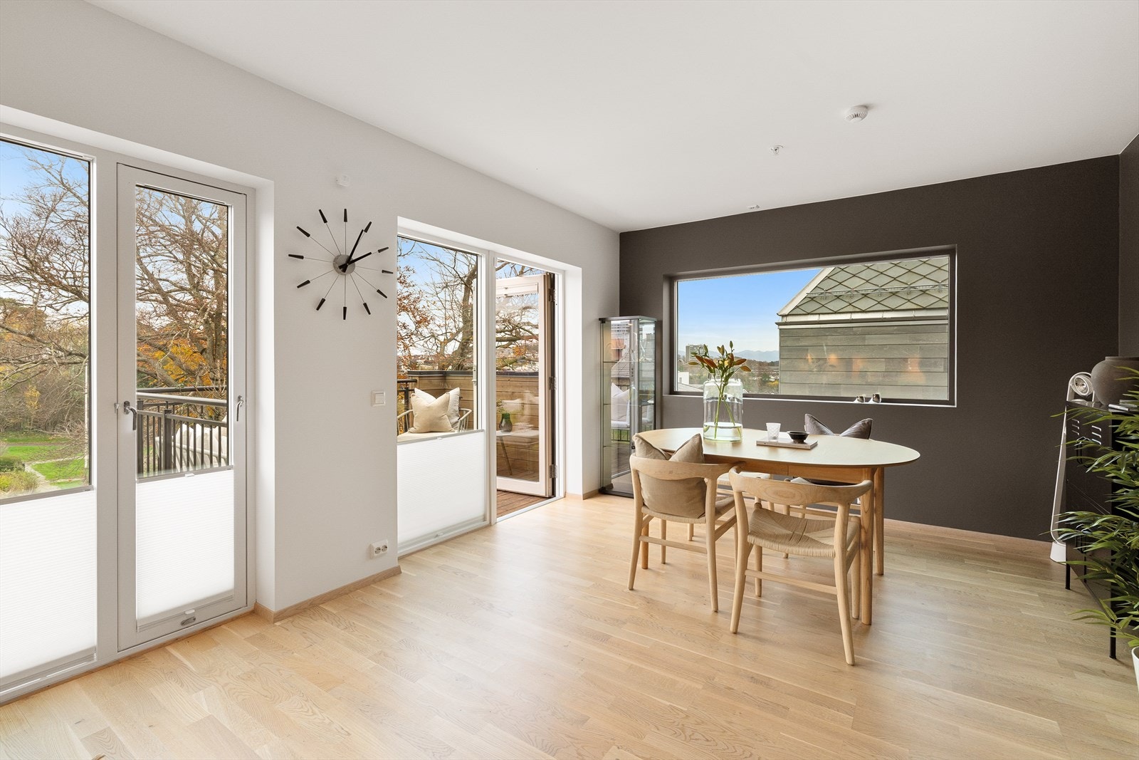 Lys og luftig spisestue med store vinduer som slipper inn naturlig lys og gir en herlig utsikt over nærområdet. Galleribilde