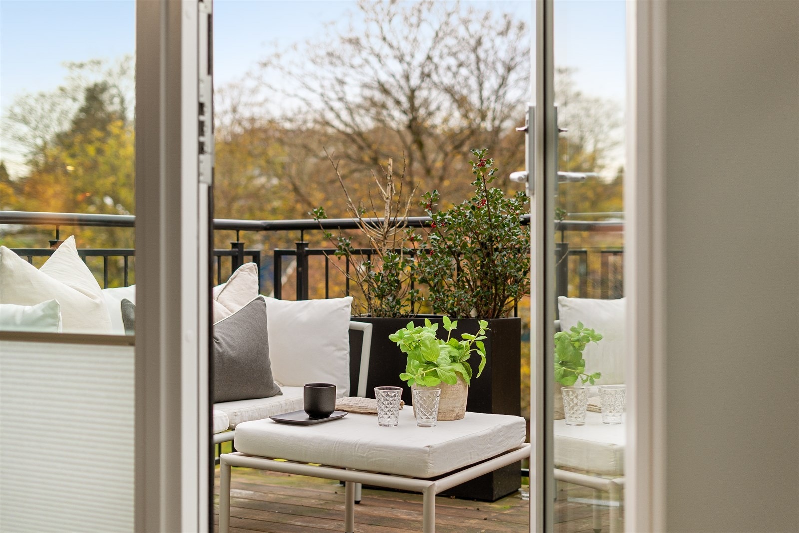 Innbydende balkong med nydelig utsikt til både Hillevågsbukta og frodig parkanlegg. Perfekt for rolige stunder og hyggelige sammenkomster. Galleribilde