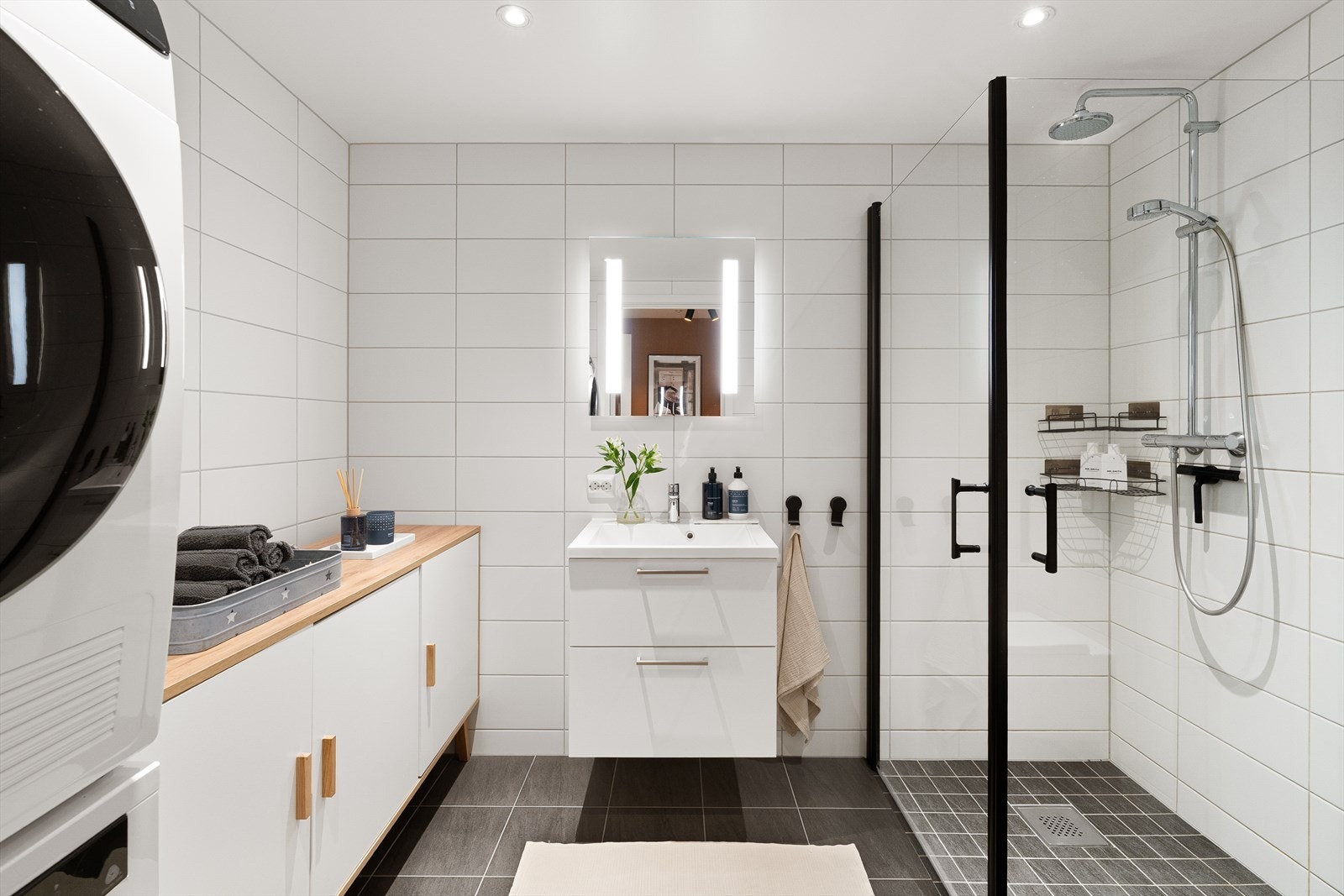 Moderne bad med stilrent design, romslig dusjløsning og praktisk oppbevaring. Perfekt for en oppgradert hverdagsopplevelse. Galleribilde