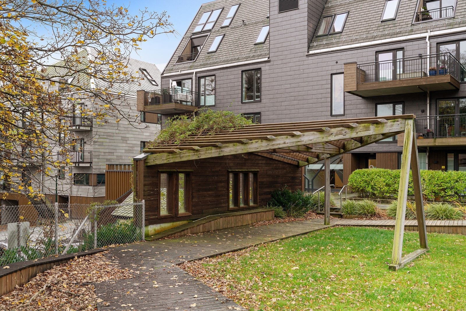 Moderne leilighet med balkong, utsikt til grøntområde og parkanlegg i et tilbaketrukket og rolig nabolag. Perfekt for dem som søker urban naturfølelse. Galleribilde