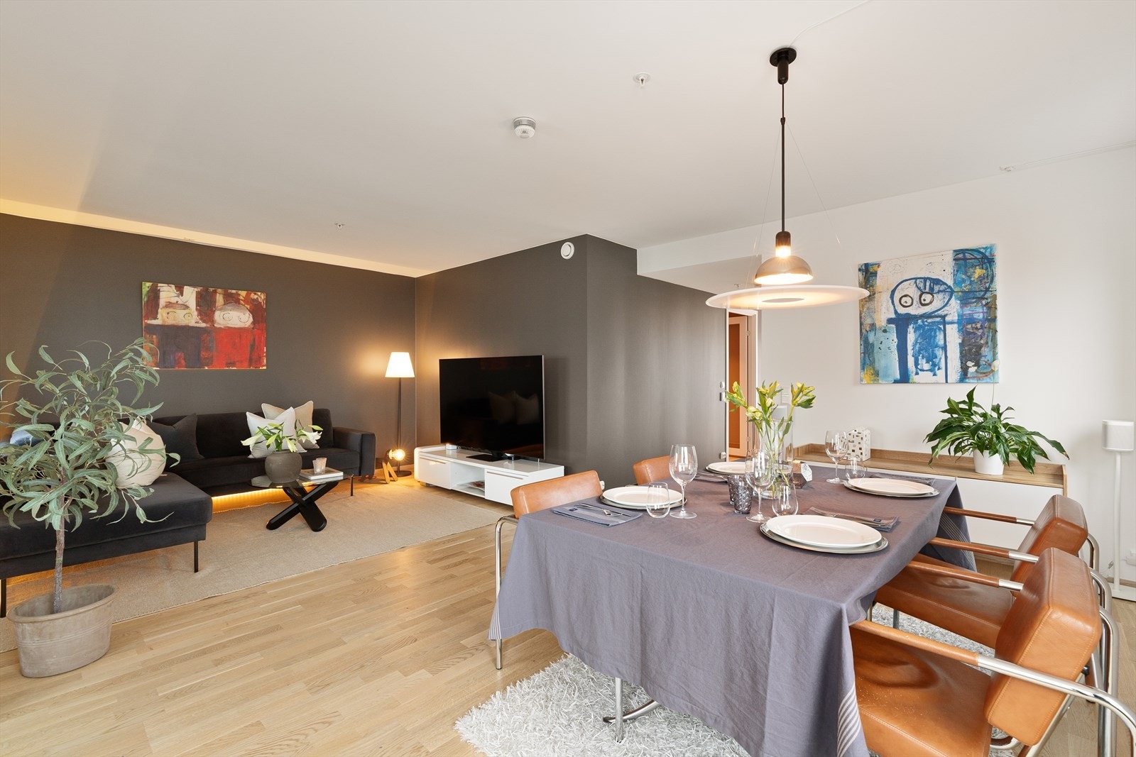 Strøken stue med spisestue-løsning. Perfekt for sosiale sammenkomster og avslapping. Galleribilde