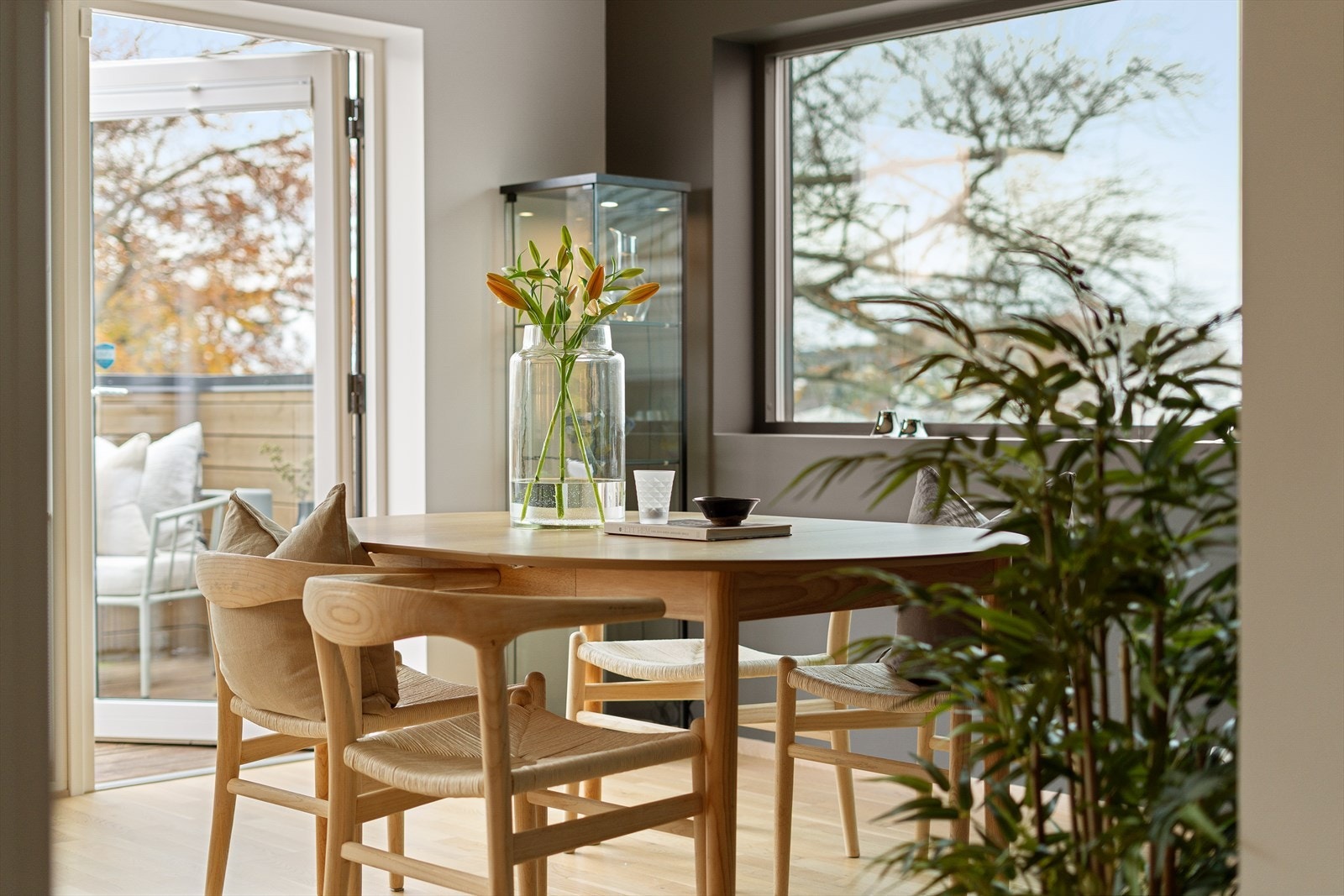 Nydelig, innbydende spisestue med store vinduer som slipper inn naturlig lys, perfekt for hyggelige måltider og samvær. Galleribilde