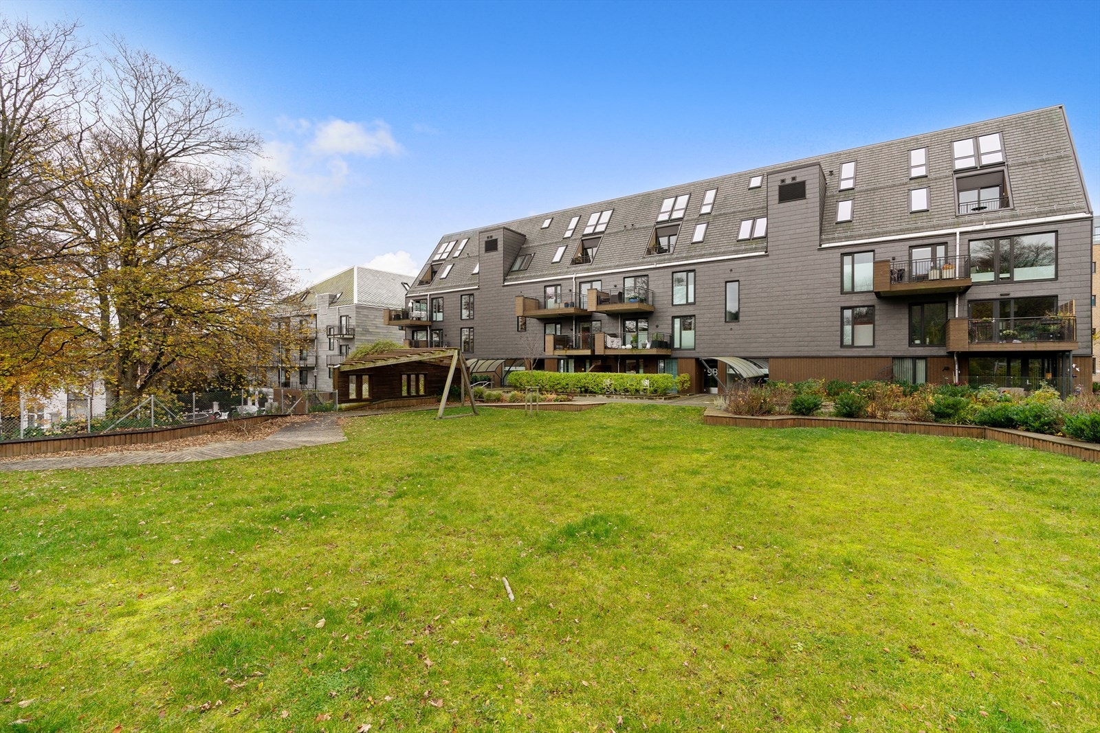 Moderne leilighetskompleks, frodig hage og lekeplass. Perfekt for dem som ønsker et hyggelig nabolag. Galleribilde