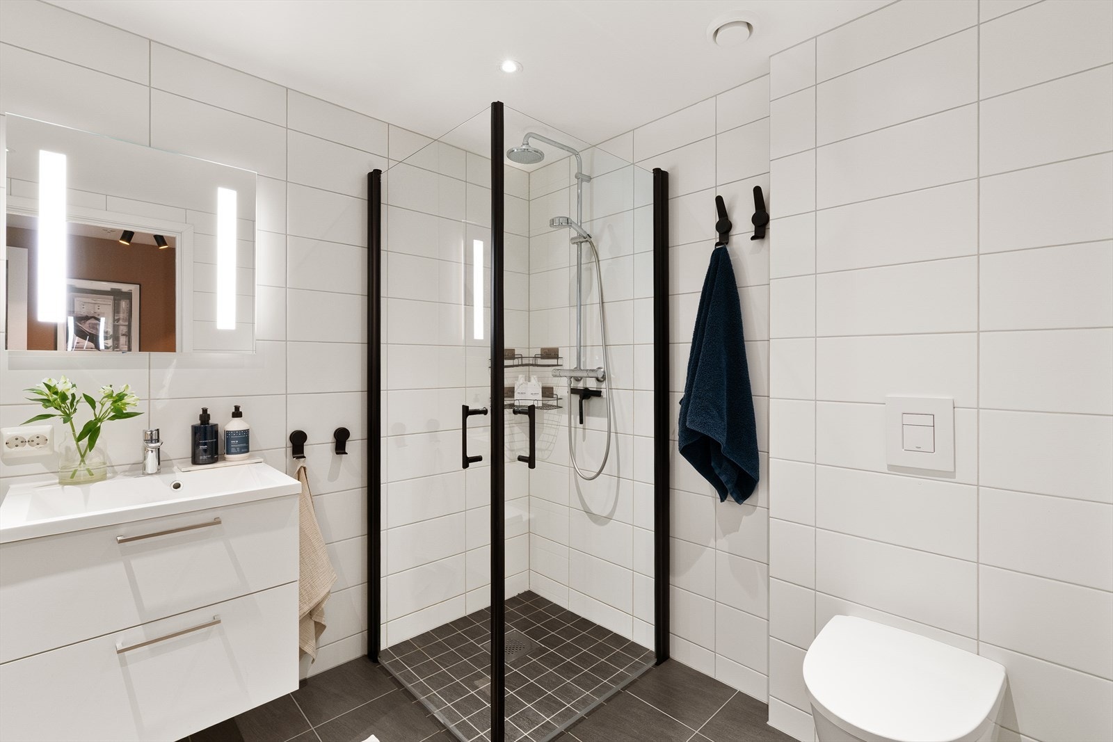 Lyst og moderne bad med stilrent design og praktisk dusjløsning. Perfekt for deg som verdsetter funksjonalitet og eleganse. Galleribilde