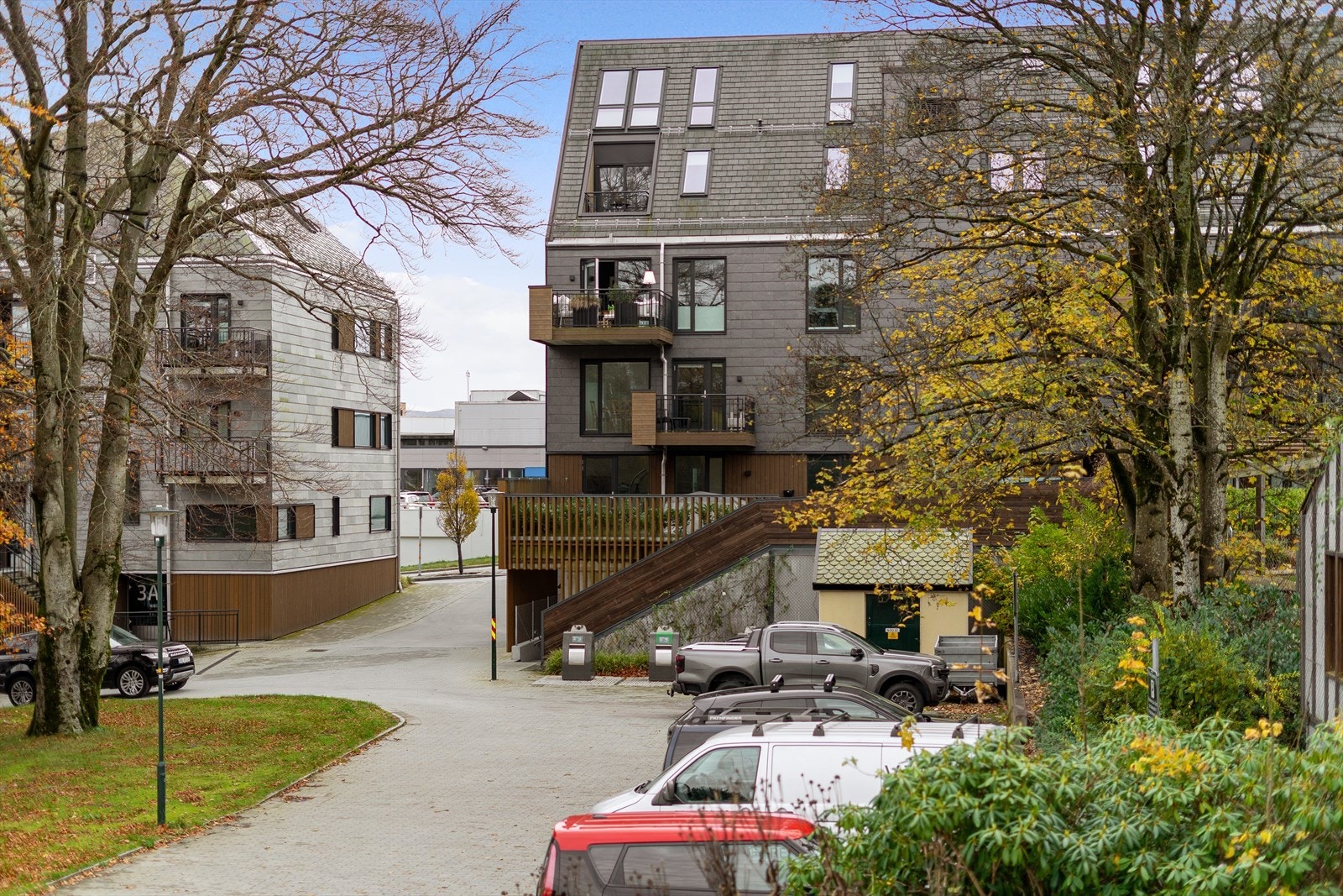 Leilighetsbygg i Fridas hage, omgitt av frodige trær og herlig atmosfære. Ideell beliggenhet nær alle fasiliteter. Galleribilde