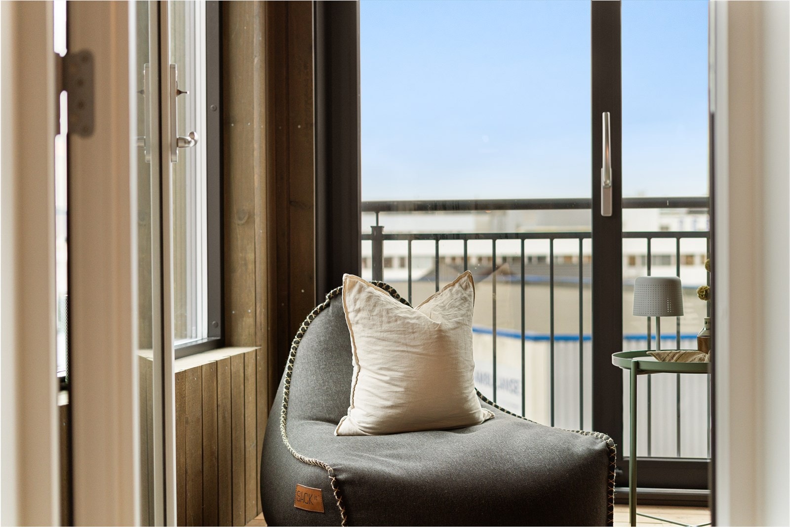 Trivelig innglasset balkong med nydelig atmosfære som slipper inn rikelig med naturlig lys. Perfekt for avslapning og hygge. Galleribilde