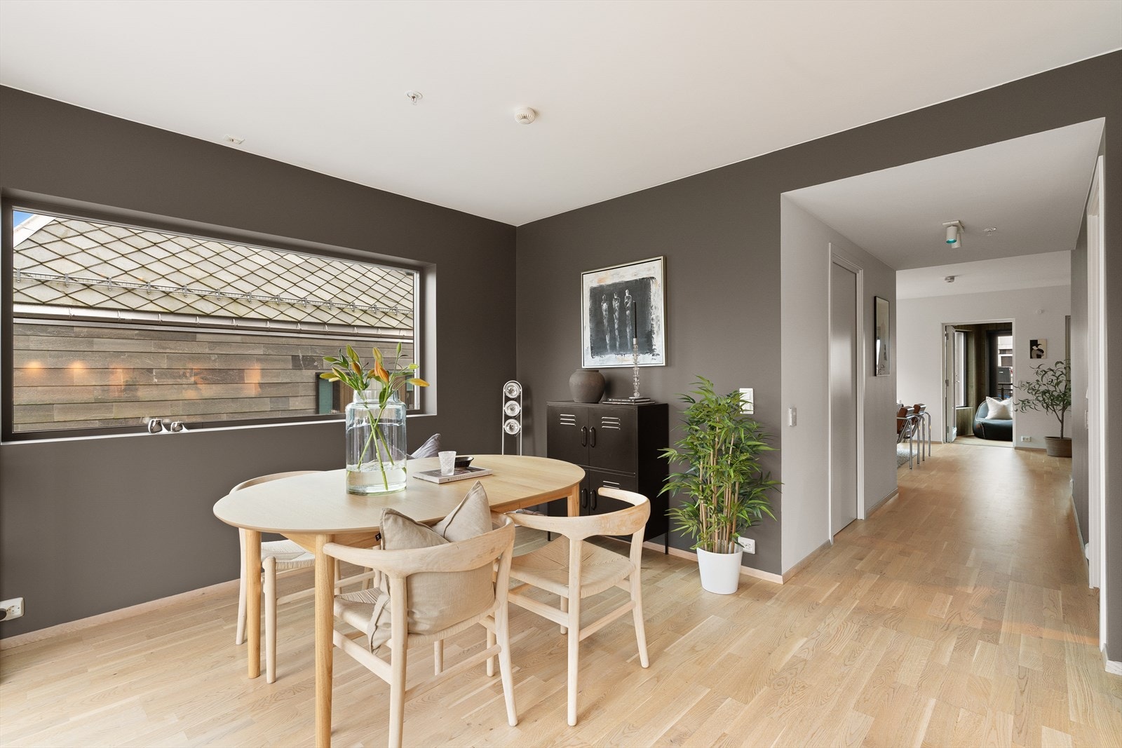 Lekkert rom med store vinduer og stilrene detaljer. Perfekt for sosiale sammenkomster og gode måltider i elegant atmosfære. Galleribilde