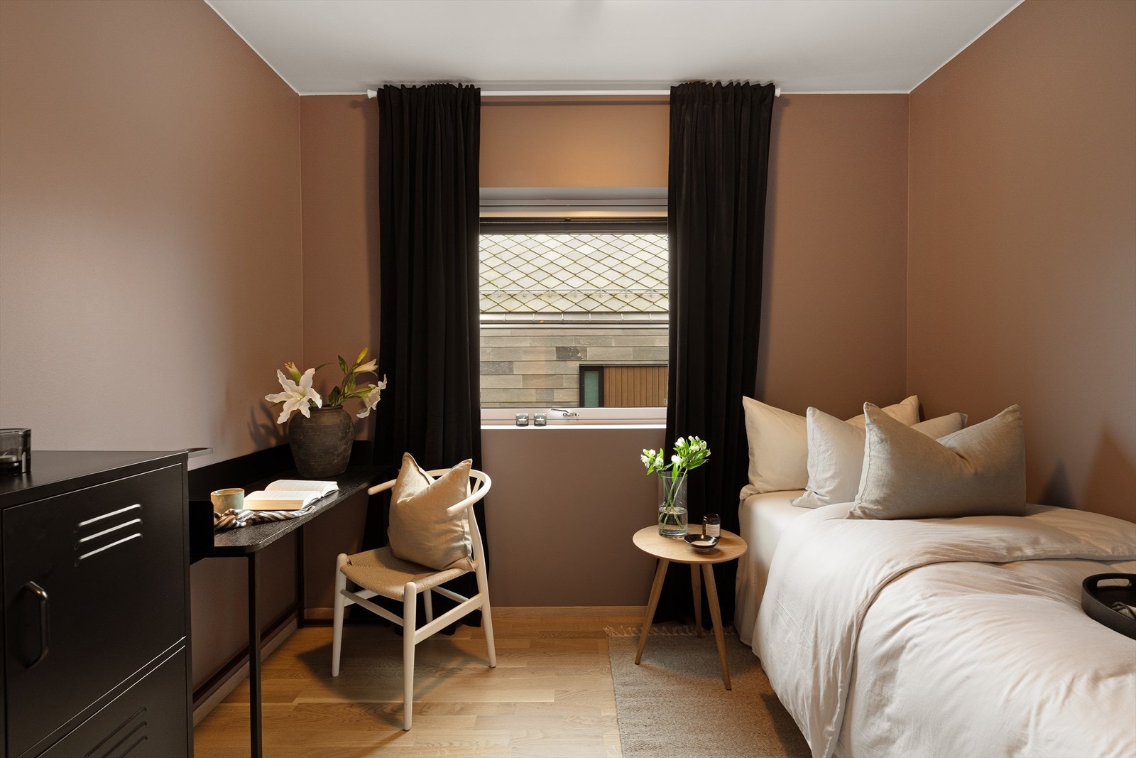 Lekkert soverom med plass til seng og skrivebord, perfekt for ro og avslapning. Galleribilde