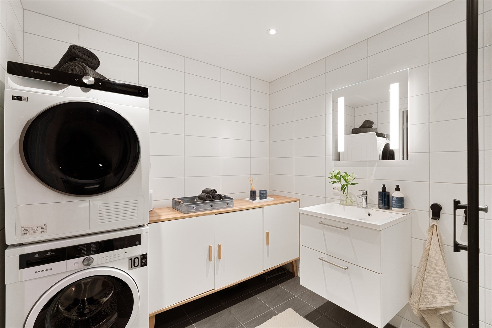 Moderne og funksjonelt bad med praktisk løsning og stilrent design, god oppbevaringsplass og integrert belysning. Perfekt for en effektiv hverdag. Galleribilde