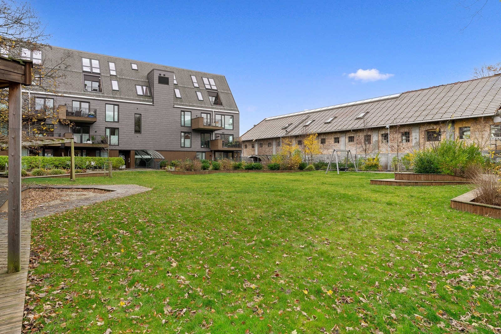 Perfekt beliggenhet nær natur og byliv. Familievennlig område med lekeplass. Galleribilde