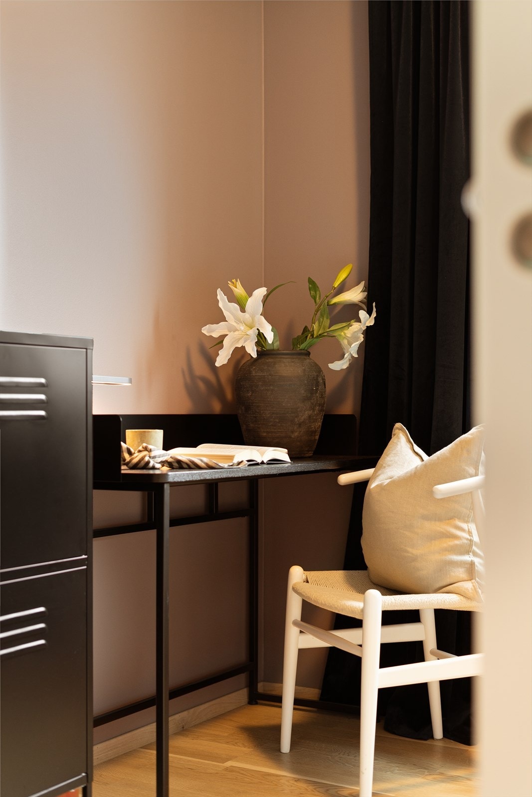 Koselig hjemmekontorløsning med naturlig lys. Et harmonisk innslag i hjemmet ditt. Galleribilde