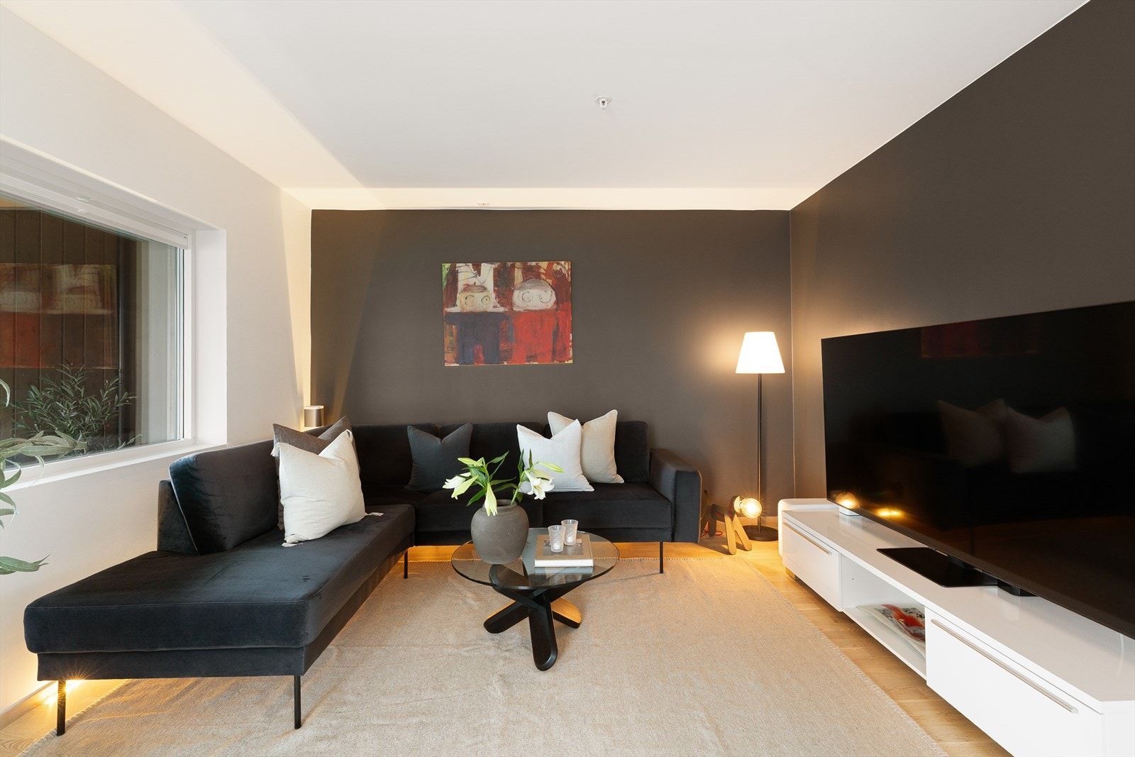 Herlig stue med stilren innredning. Perfekt for avslapning og underholdning i et hjemmekoselig miljø. Galleribilde