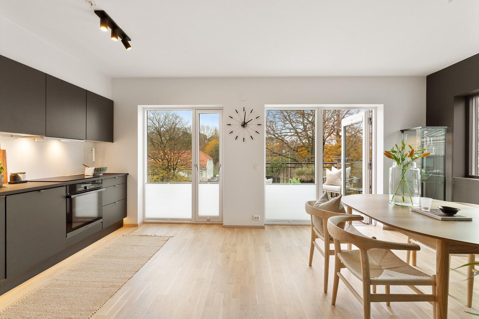 Lys og moderne leilighet med store vinduer, åpen planløsning, og direkte tilgang til balkong med naturskjønn utsikt. Galleribilde