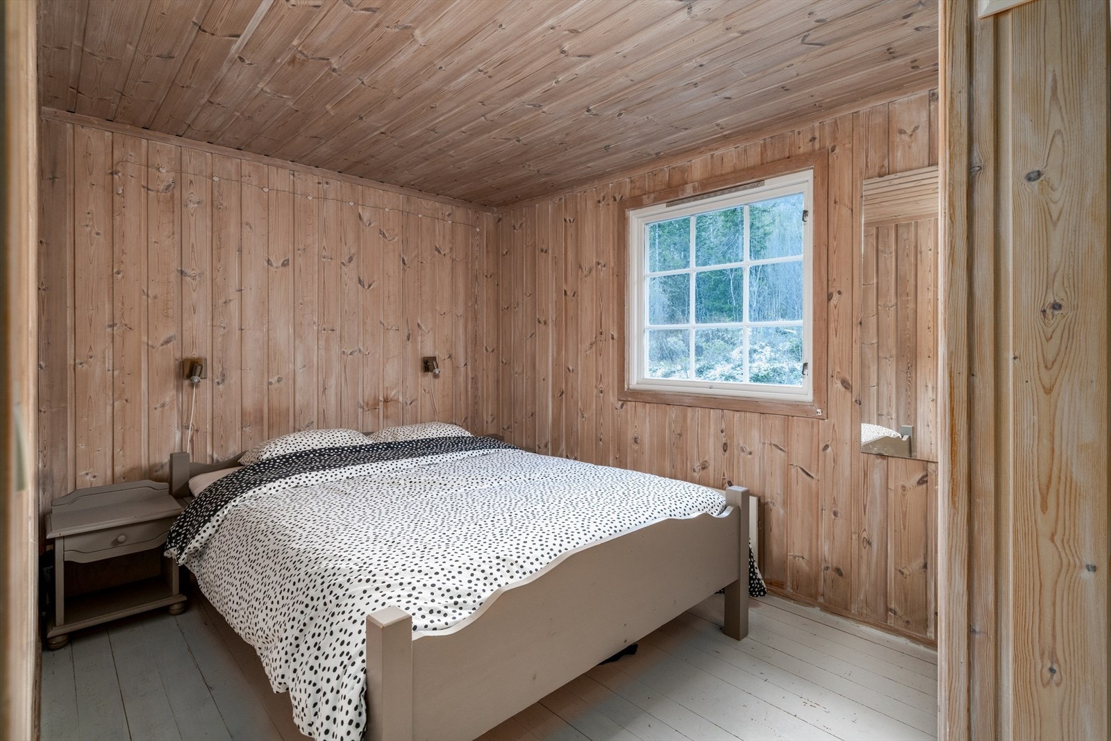 Dette er det største av hyttas tre soverom, med plass til dobbeltseng og øvrig møblement. Galleribilde