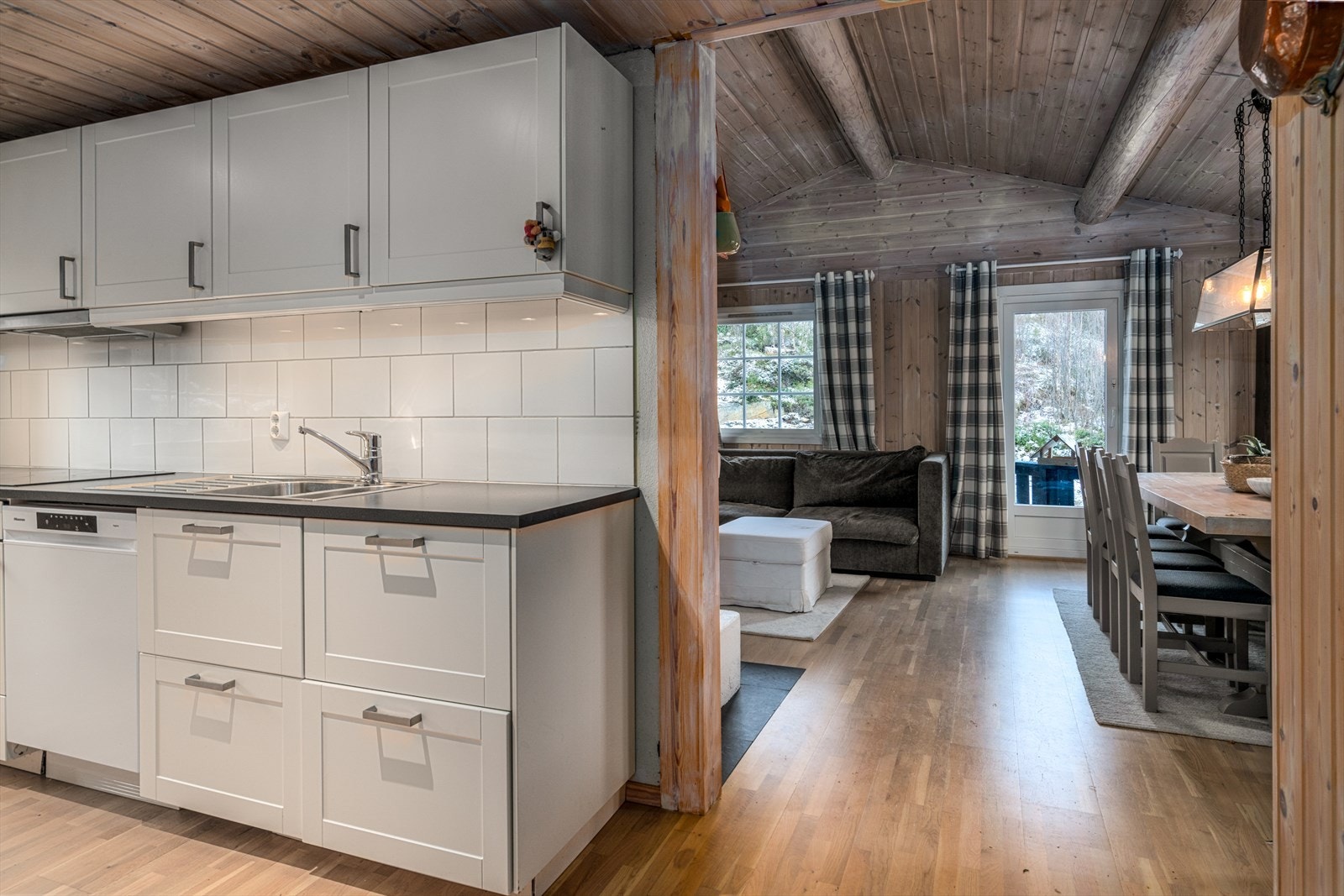 La oss også ta en titt på kjøkkenet. Kjøkkenet ble pusset opp i 2015 og har en funksjonell innredning i laminat og finerte plater, med både under- og overskap samt høyskap med profilerte fronter. Galleribilde