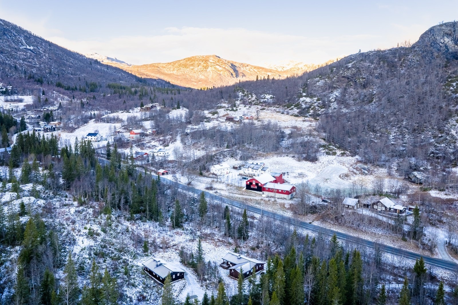 Innen kort kjøreavstand finner du det meste du trenger av daglige tjenester: Hemsedal sentrum ligger ca. 10 minutter unna med dagligvare, restauranter, sportsbutikker, apotek, vinmonopol, kaféer og øvrige servicefunksjoner. Galleribilde