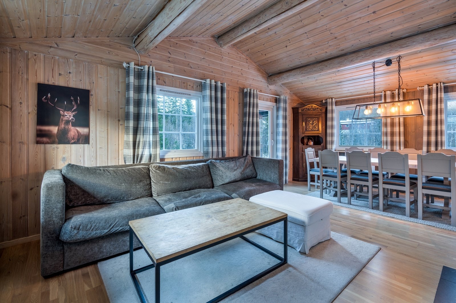 La oss ta en titt inn i hytta. Her får du en lun og innbydende stue med deilig hyttepreg som skaper den perfekte fjellstemningen. Her får du god plass til både familie og venner. Galleribilde