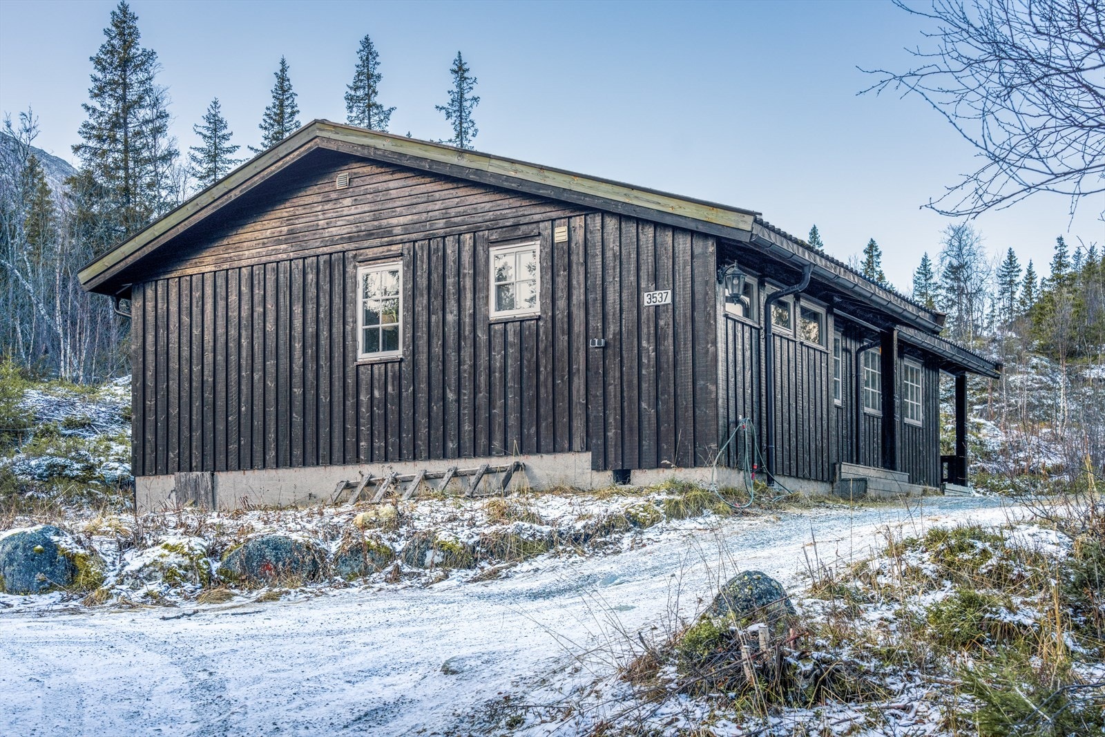 Hytta har også en utvendig bod på ca. 4 kvm. som gir praktisk oppbevaringsplass for bl.a sportsutstyr, ved, hageredskaper og sesongbaserte eiendeler. Galleribilde