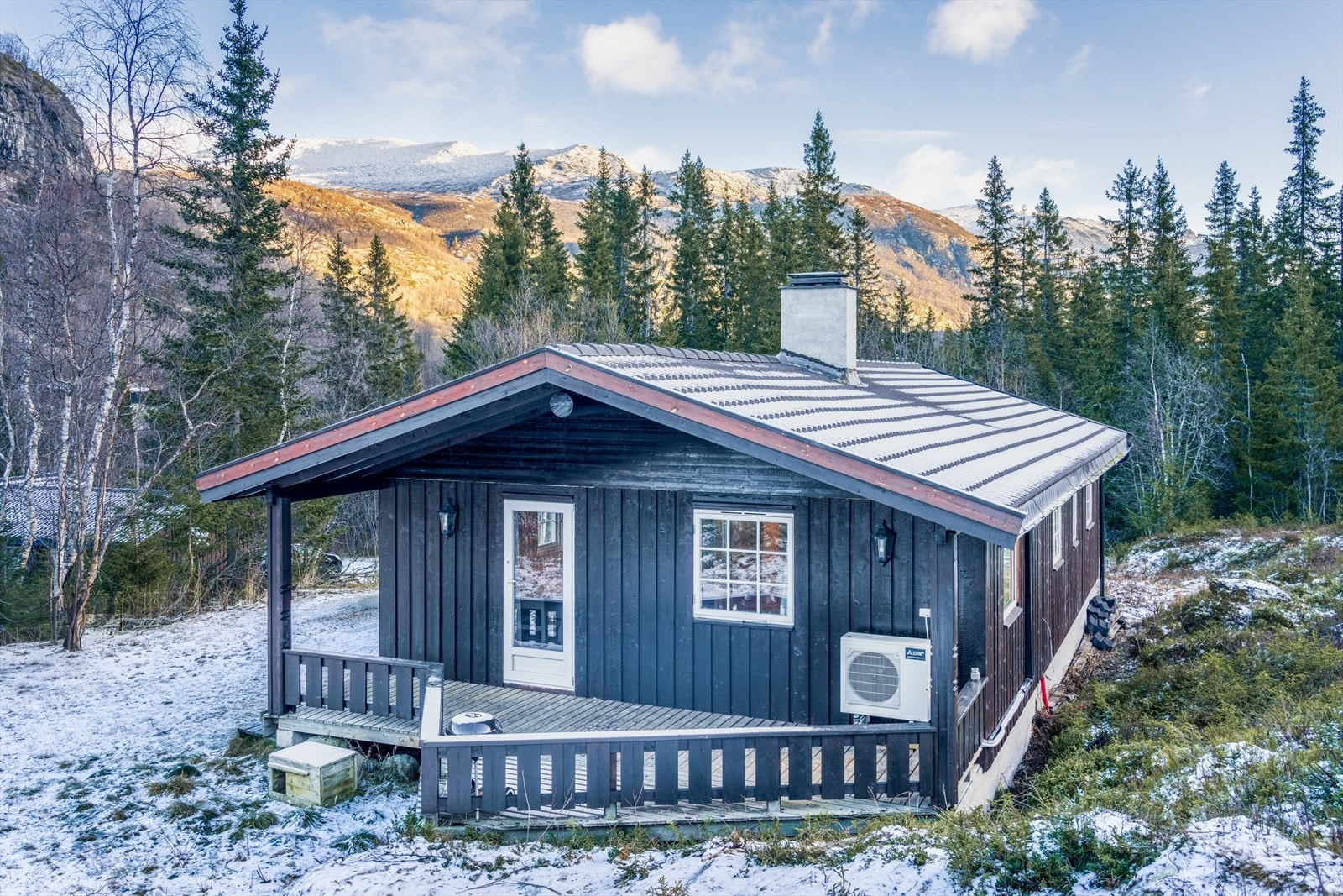 Fra stua er det utgang til en flott terrasse på totalt ca. 16 kvm, hvorav rundt 11 kvm er takoverbygd. Galleribilde