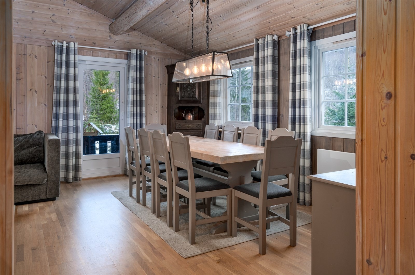 Fra stuen er det utgang til en overbygd terrasse på ca. 16 kvm. Galleribilde