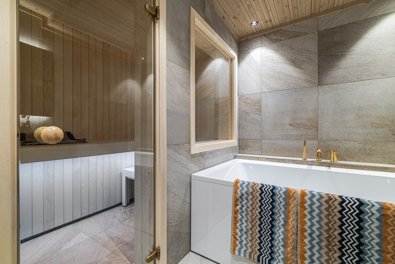 Chaleten har oppgradert leveranse og ekstra stort bad med badstue og badekar på første plan. Galleribilde