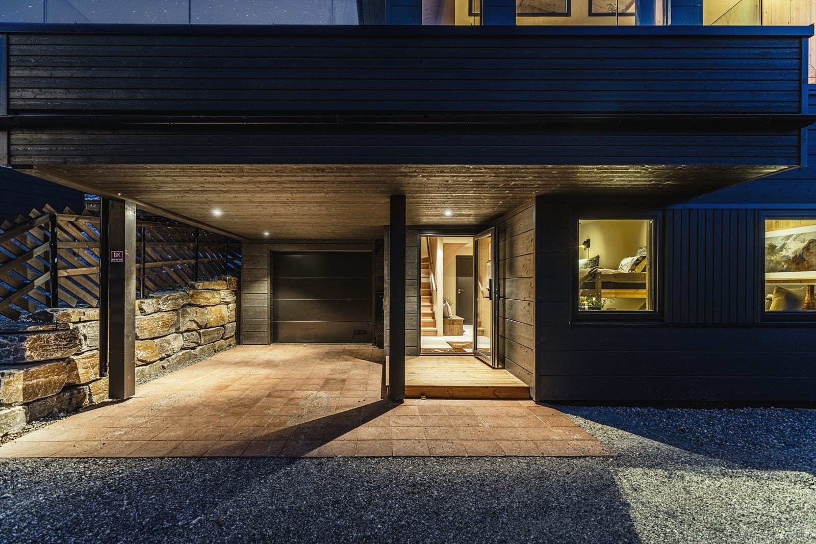 I tillegg til garasje er det parkering for en bil carport. Galleribilde