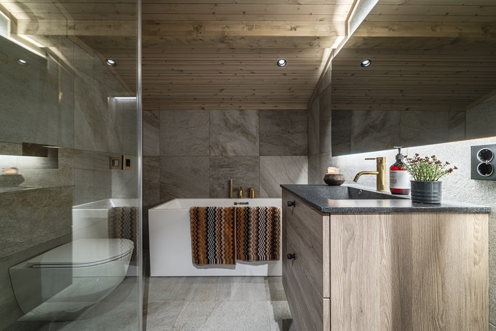 Baderom på plan 3 med badekar og baderomsmøbler levert av Rotpunkt. Galleribilde