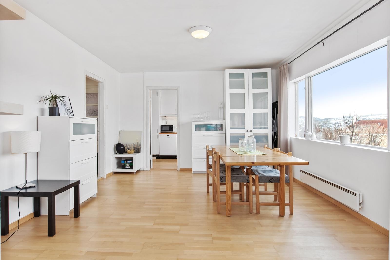 Leiligheten har 2 stuer, hvor den første sonen per idag benyttes som spisestue. Galleribilde