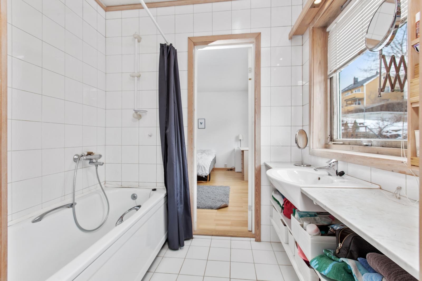 Flislagt bad med direkte adkomst fra begge soverom. Galleribilde