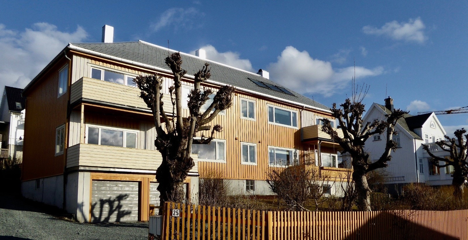 Fasade: Leiligheten ligger i 1.etg til venstre i bildet. Sentralt plassert på Singsaker. Galleribilde