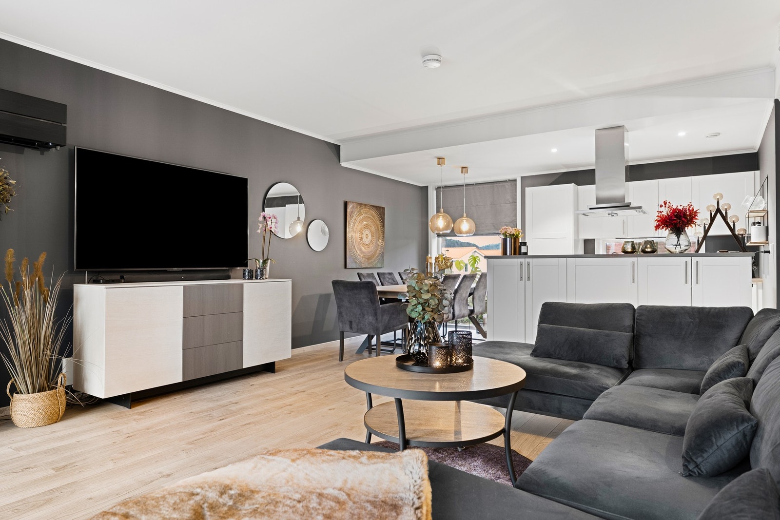 Kjøkkenet ligger i en åpen løsning mot stuen Galleribilde