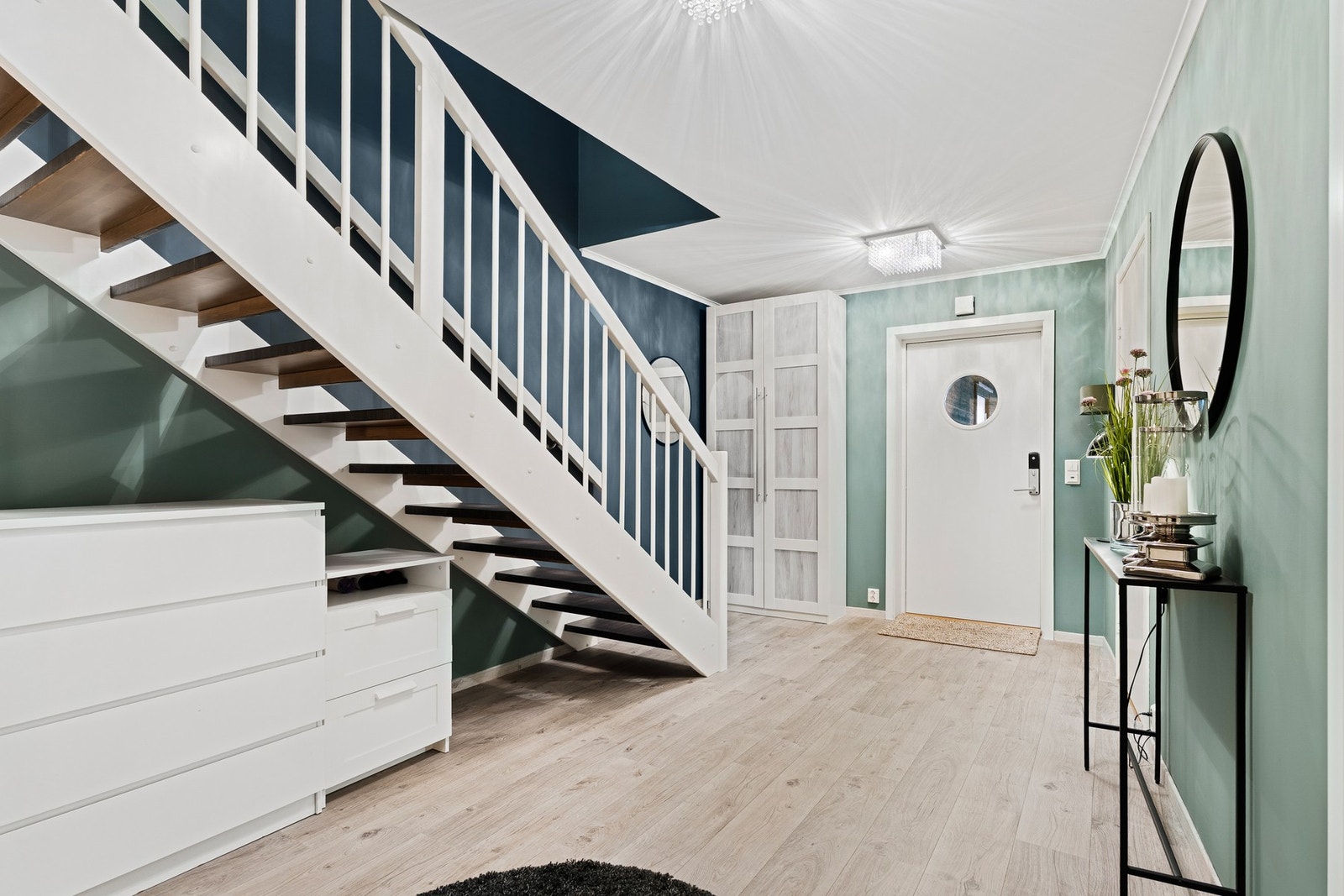 Romslig gang med plass til garderobeløsning og trapp opp til 2.etg. Galleribilde