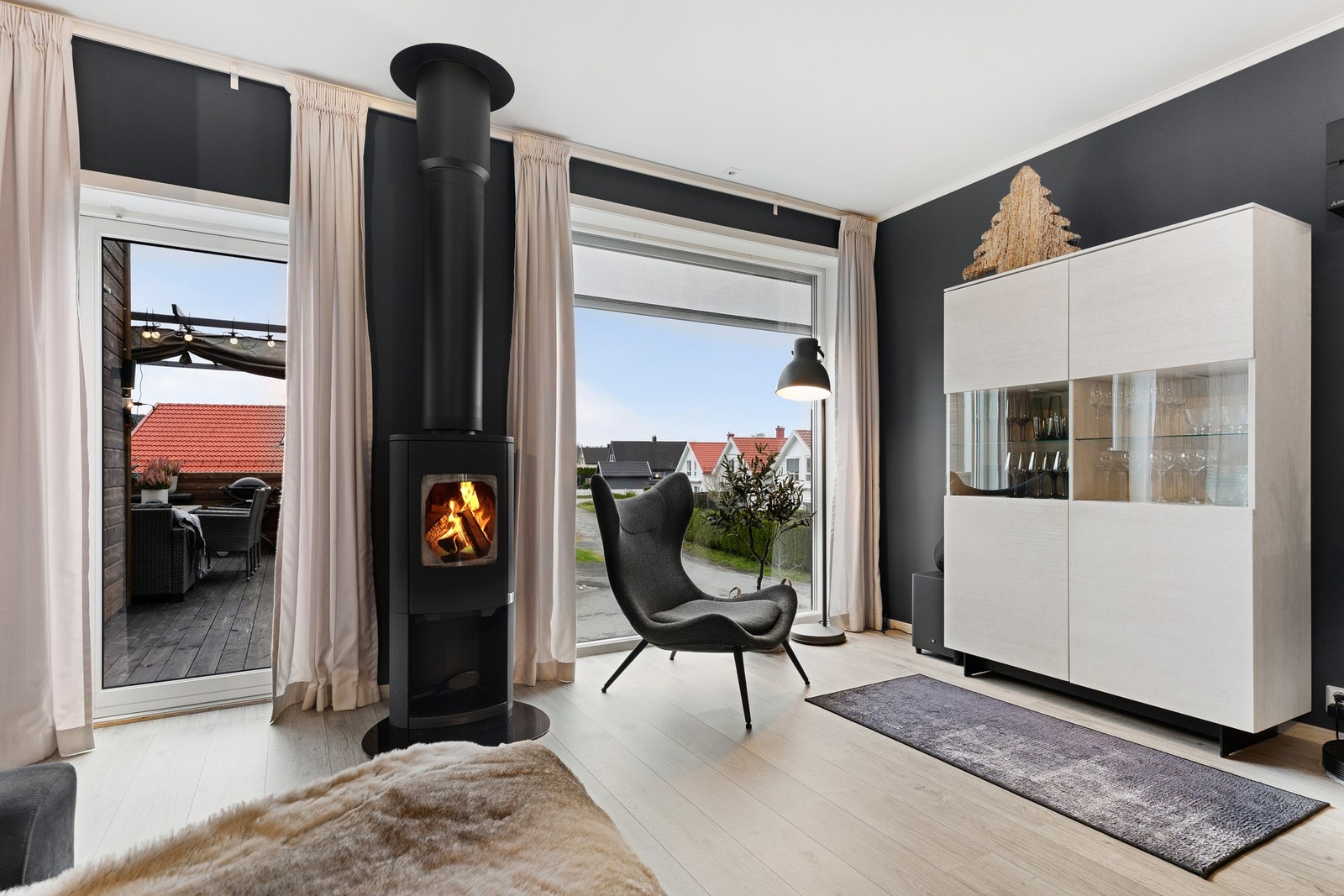 Store vinduer gir godt med naturlig lys til rommet Galleribilde