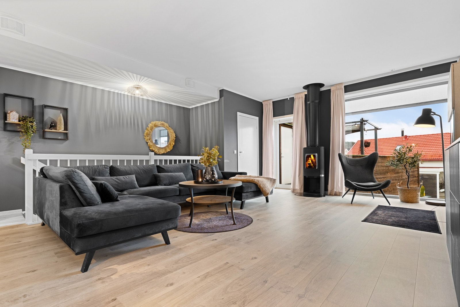 I stuen er det innredet med sofagruppe, samt vedovn og varmepumpe. Galleribilde