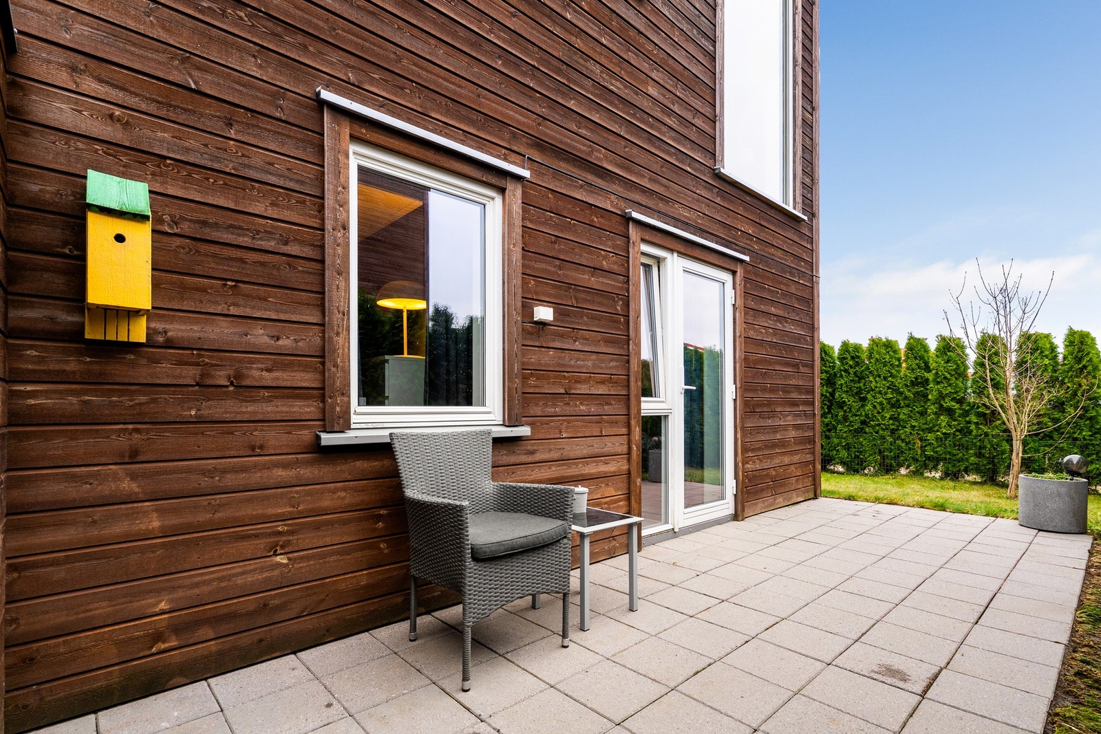 Uteplass på boligens bakside som ligger skjermet til med hekk og levegg. Galleribilde