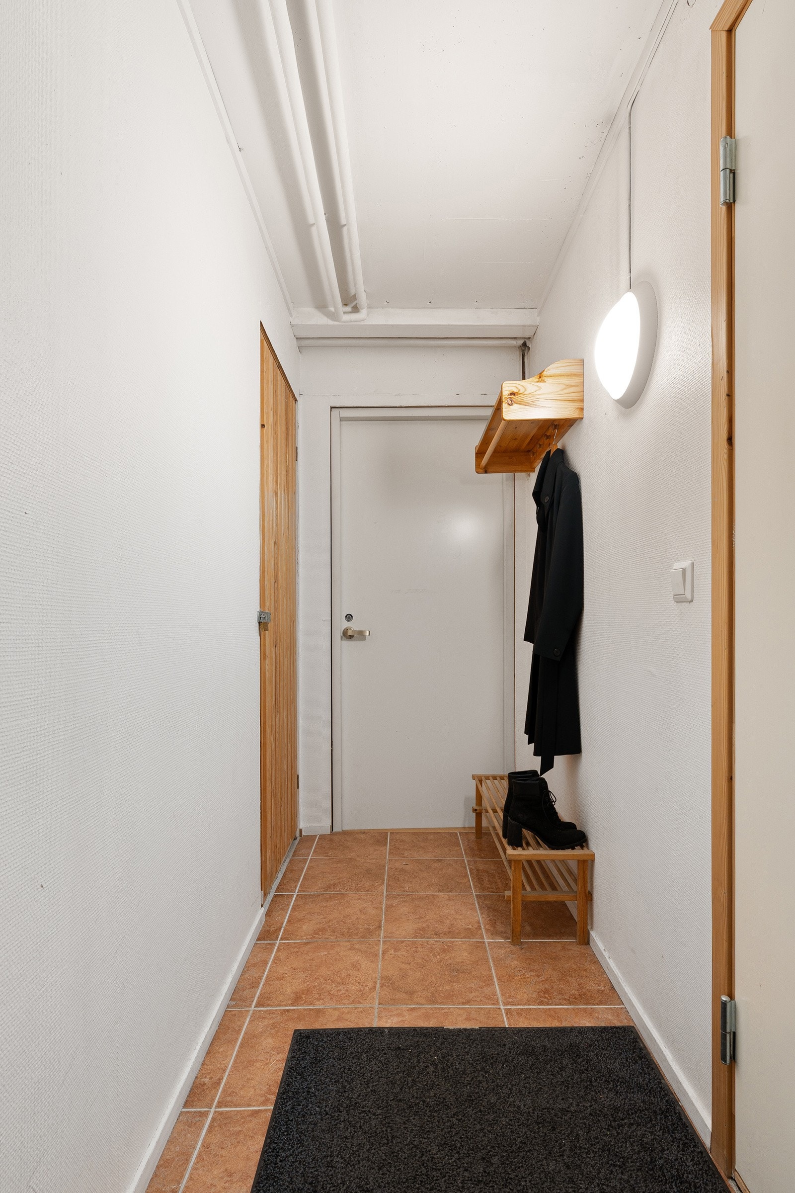 Inngang til leiligheten fra fellesgang.