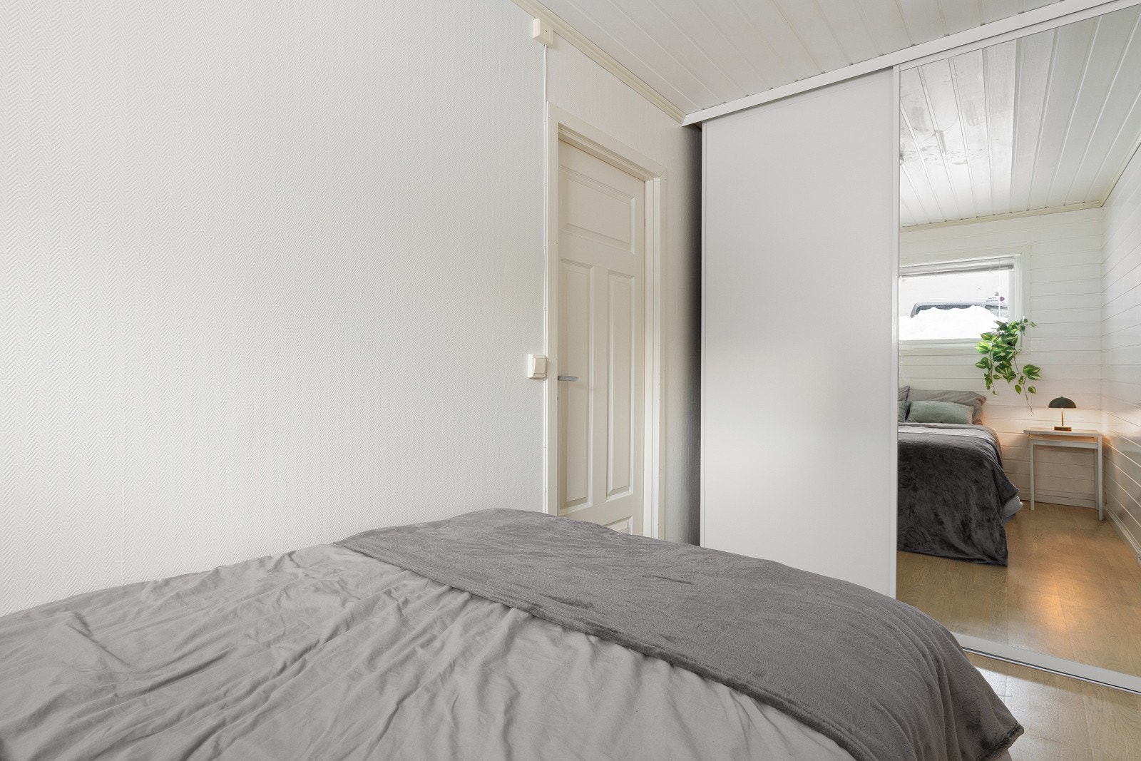 Rikelig med oppbevaringsplass i skyvedørsgarderobe.