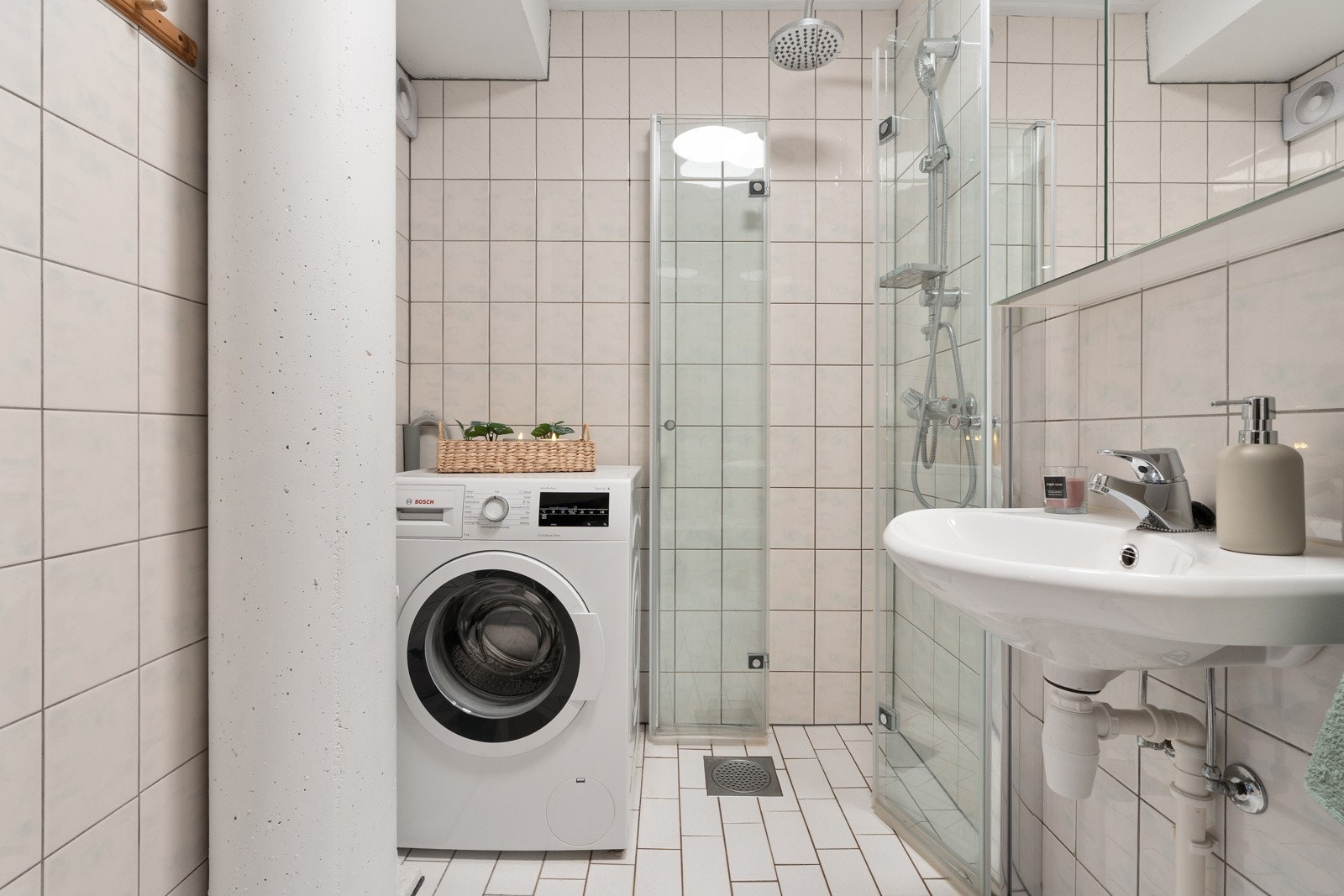 Det ble montert nye glassvegger i dusjsone i 2023. Arbeid utført av VVS 24.