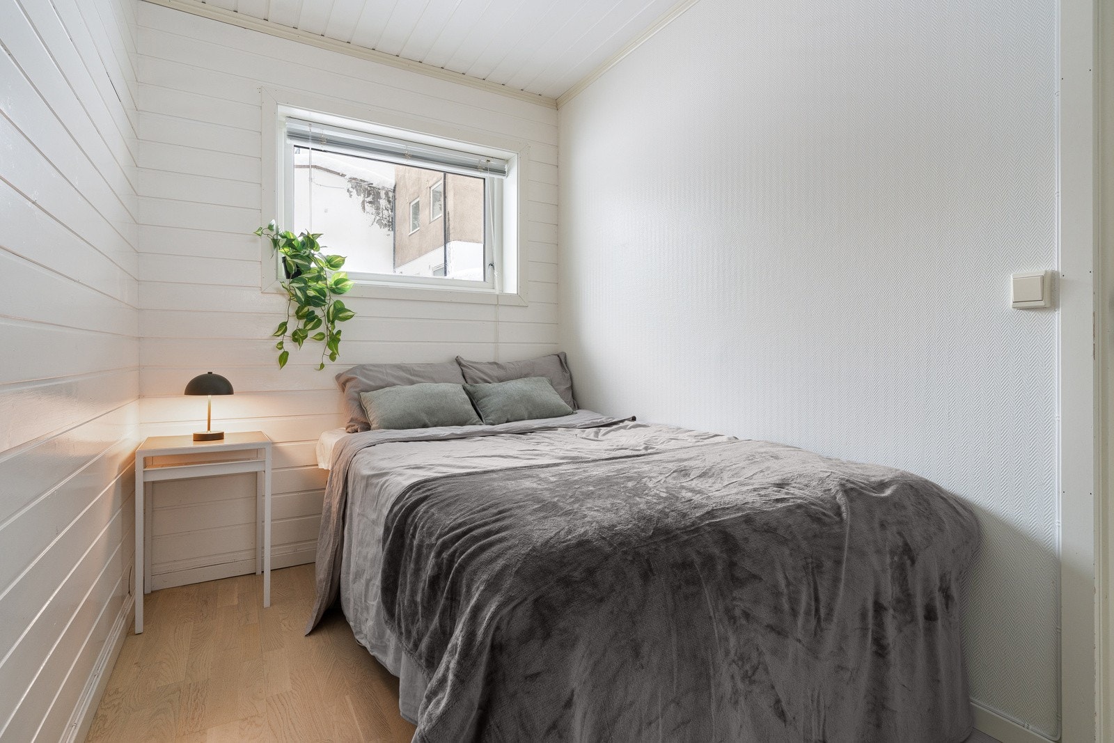 Soverom med skyvedørsgarderobe