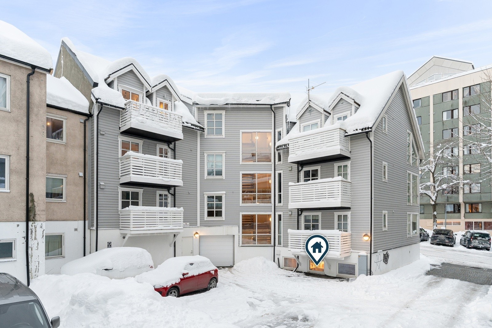 Leiligheten ligger tilbaketrukket fra veien mot bakgården. Sameiet består av 10 leiligheter.