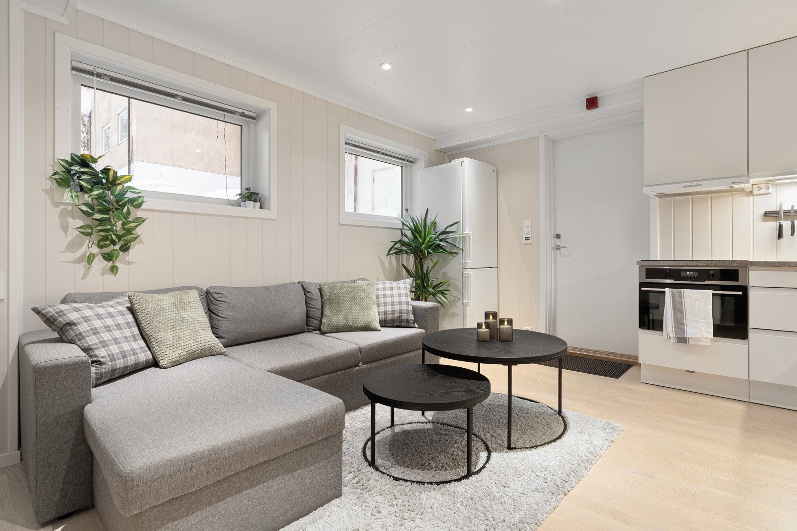 Det er lyse overflater og downlights i himling på stue. Ny platetopp på kjøkken 2025.