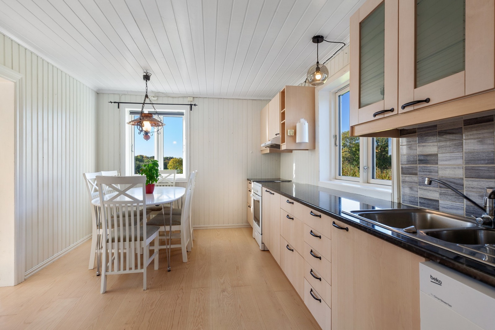 Kjøkken med plass til spiseområde. Galleribilde