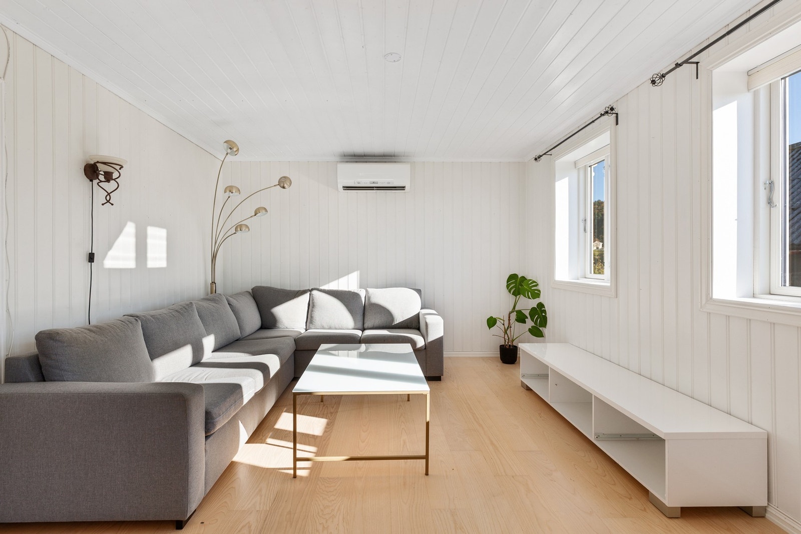 Varmepumpe, samt store vindusflater som gir godt med naturlig lys inn i rommet. Galleribilde