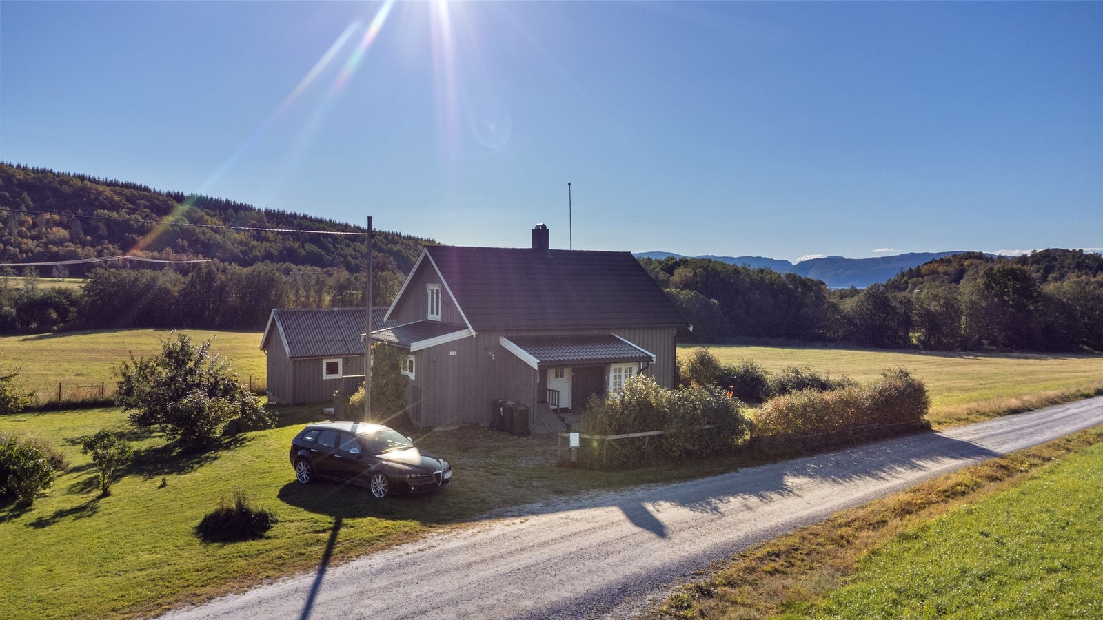 Pent opparbeidet tomt, med god plass for parkering. Galleribilde