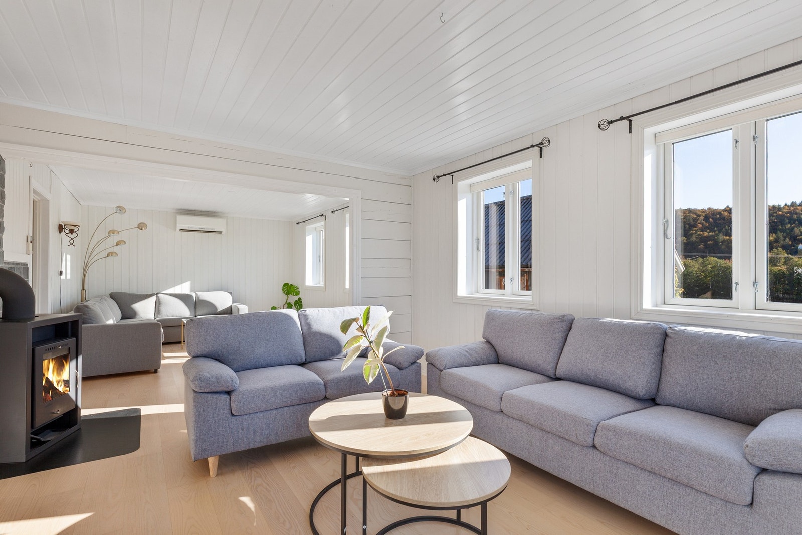 Stor stue med muligheten for flere møbleringsmuligheter. Galleribilde