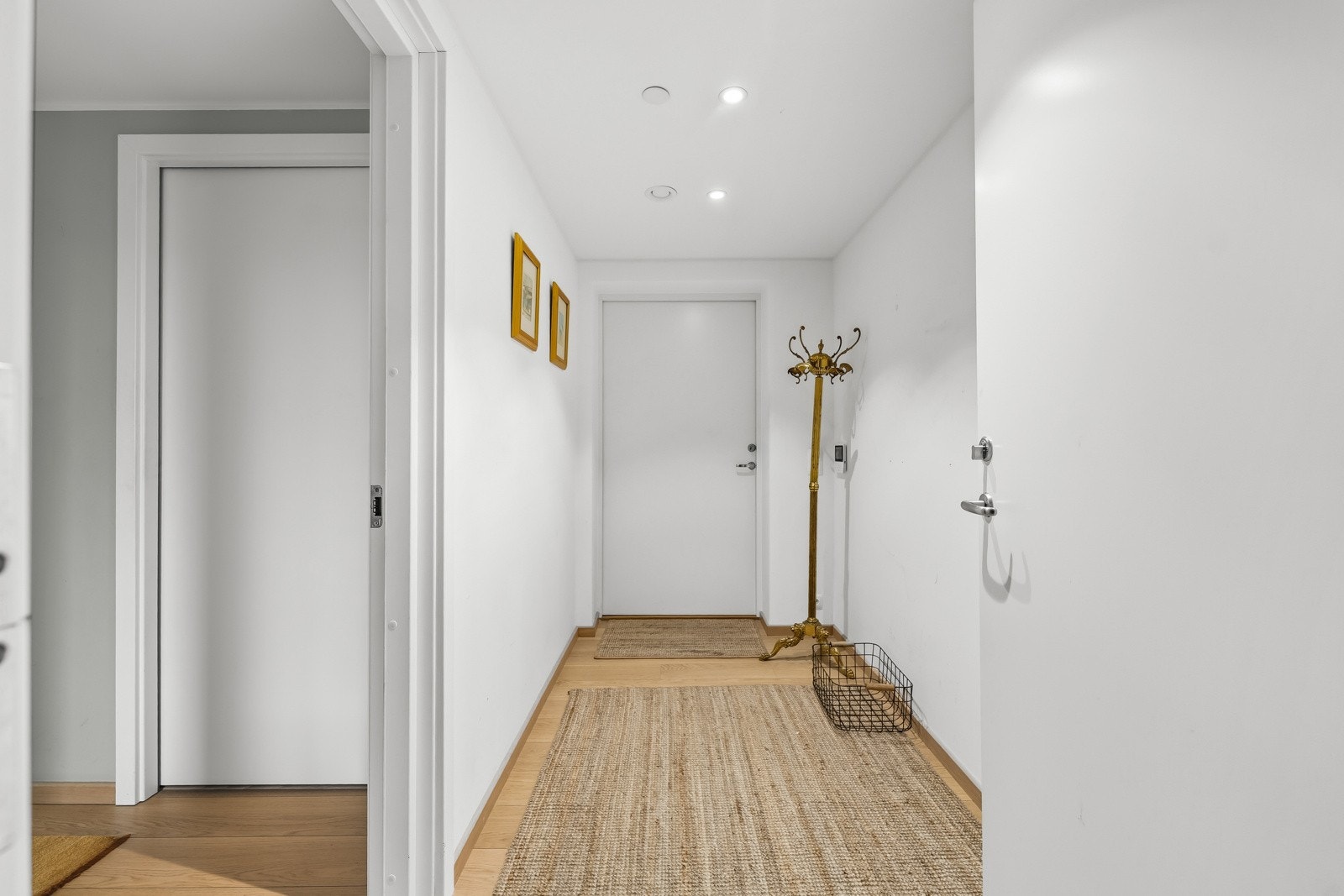 Entreen er lys og innbydende med enstavs parkettgulv, lysmalte veggflater og listefri himling, en stil og materialvalg som går igjen i øvrige rom Galleribilde