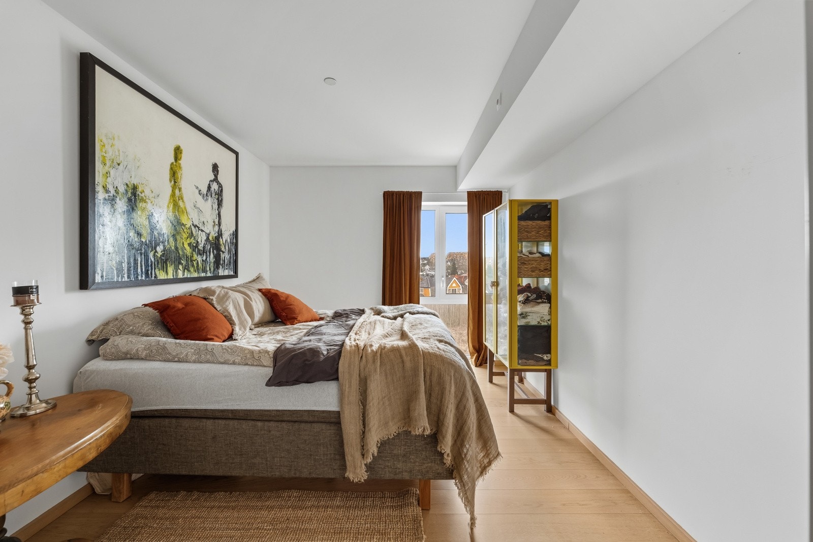 Alle soverommene har lysmalte vegger, listefrie himlinger, pent, enstavs parkettgulv og vinduer som går ned til gulvet. Det er også god plass til ulike garderobeløsninger Galleribilde